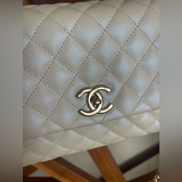CHANEL 20K Iridescent White Caviar Quilted Coco Handle - Picture 3 of 9
